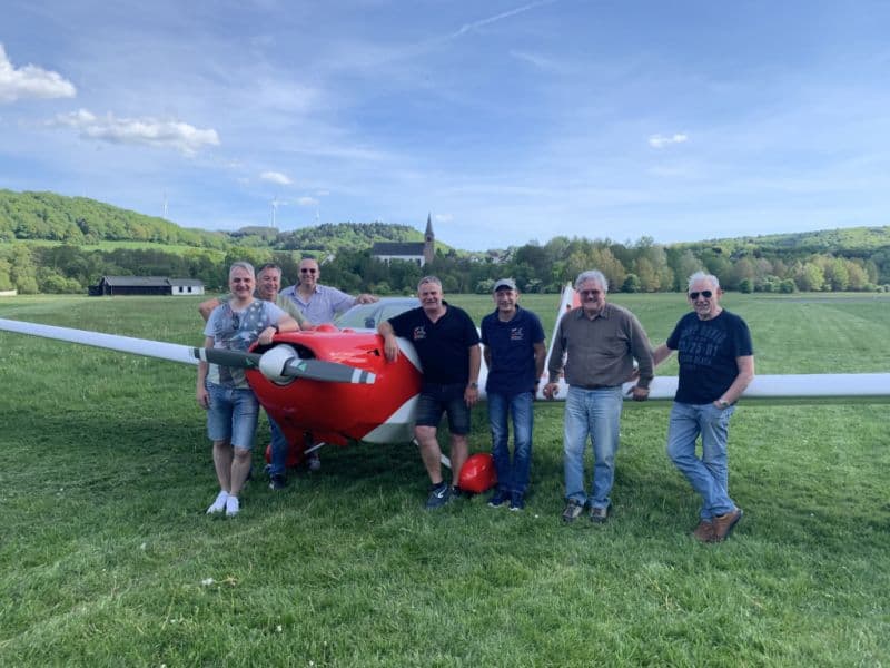 von links nach rechts: Carsten Bäumchen, Motorseglerreferent; Frank Anstand, 1. Vorsitzender; Joachim Wahl, Schatzmeister; Wolfgang Schneider, UL-Referent; Sven Hoffmann, Motorflugreferent; Johann Meisberger, Segelflugreferent; Hans-Erich Marmitt, 2. Vorsitzender