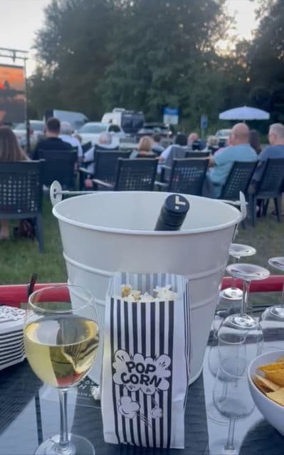 Für Essen und Trinken war ebenfalls gesorgt, so daß der Abend zu einem unterhaltsamen Kinoevent wurde. Danke an die vier Organisatoren! Wiederholung garantiert!