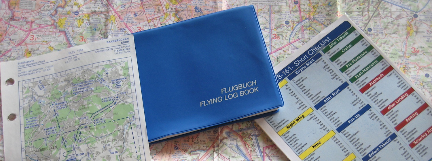 Flugbuch, Sichtflugkarte und Checkliste auf dem Kartentisch