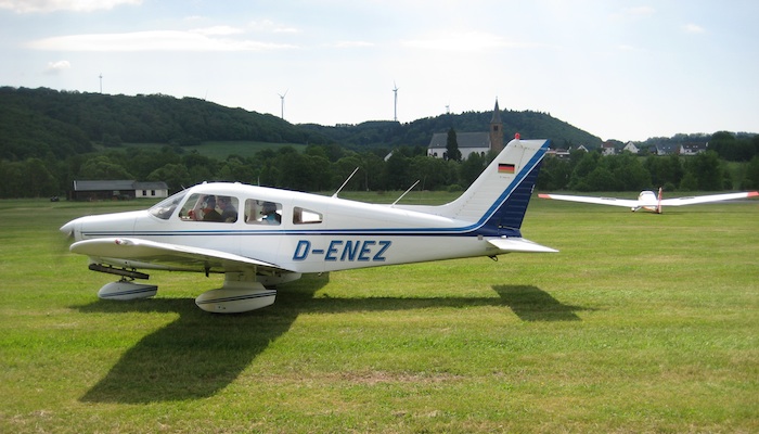 ax flugzeug piper